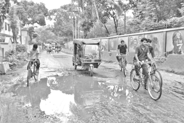 বেহাল সড়কে দুর্ভোগ