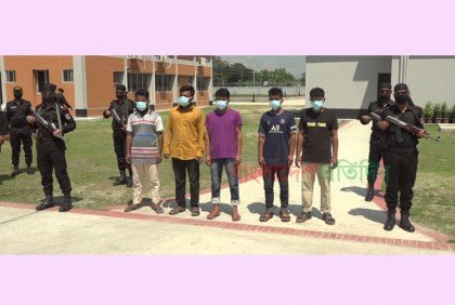 চলন্ত ট্রেনে ডাকাতি ও খুন; মূলহোতা আশরাফুলসহ গ্রেফতার ৫