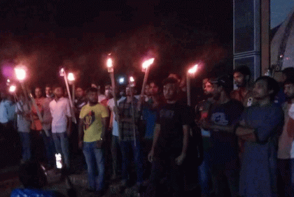 হল খোলার দাবিতে ইবিতে মশাল মিছিল