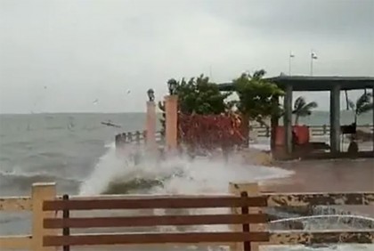ঘূর্ণিঝড় ‘গুলাব’ আছড়ে পড়েছে ওড়িষ্যা ও অন্ধ্রপ্রদেশ উপকূলে 

