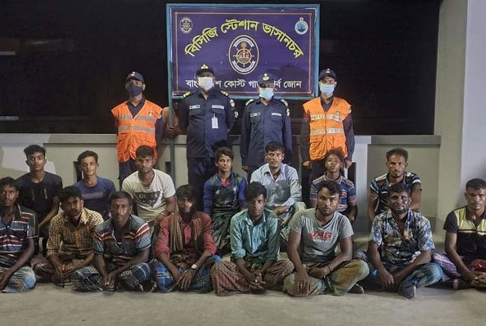 ৩ দিন বঙ্গোপসাগরে ভেসে থাকার পর ১৫ জেলে উদ্ধার