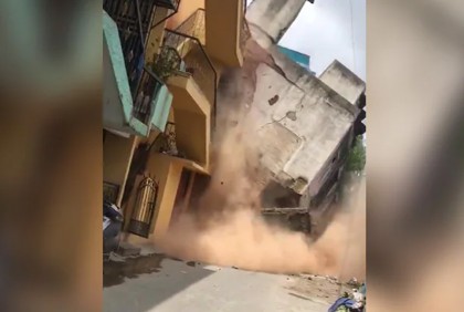 ‌‘চোখের পলকে’ ধসে পড়ল ৩ তলা ভবন (ভিডিও)

