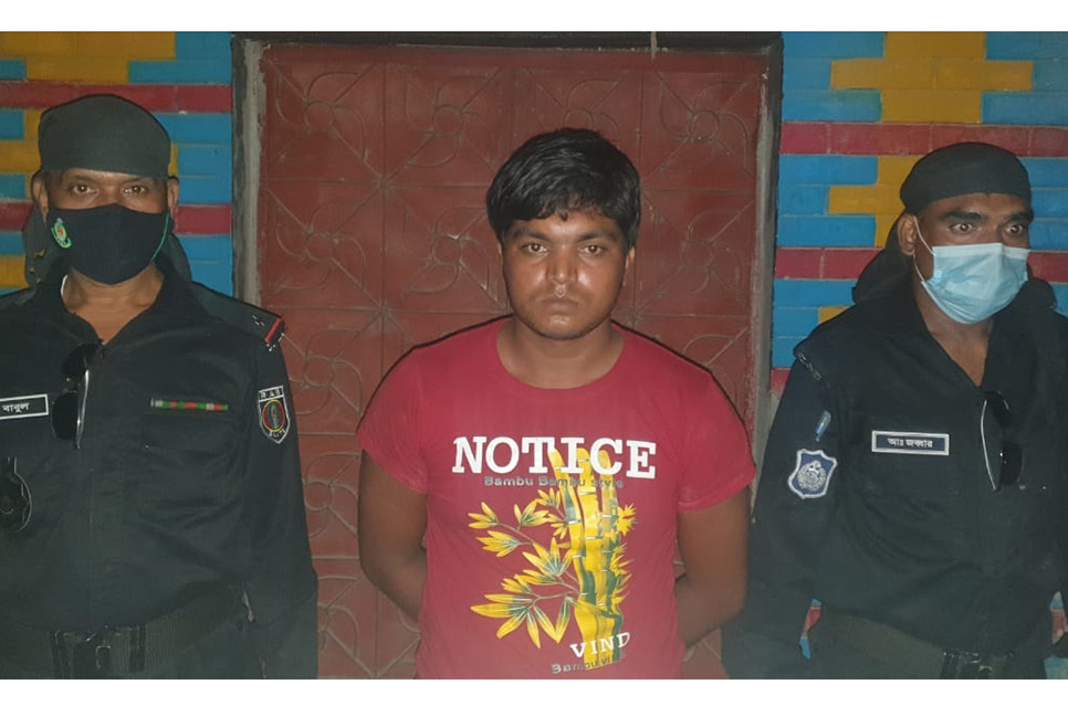 নওগাঁয় বিপুল পরিমাণ ইয়াবাসহ মাদককারবারি আটক
