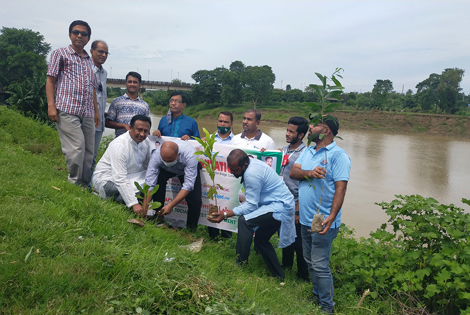 গোমতী নদীর ৬ কিলোমিটার বাঁধে বৃৃক্ষরোপণ