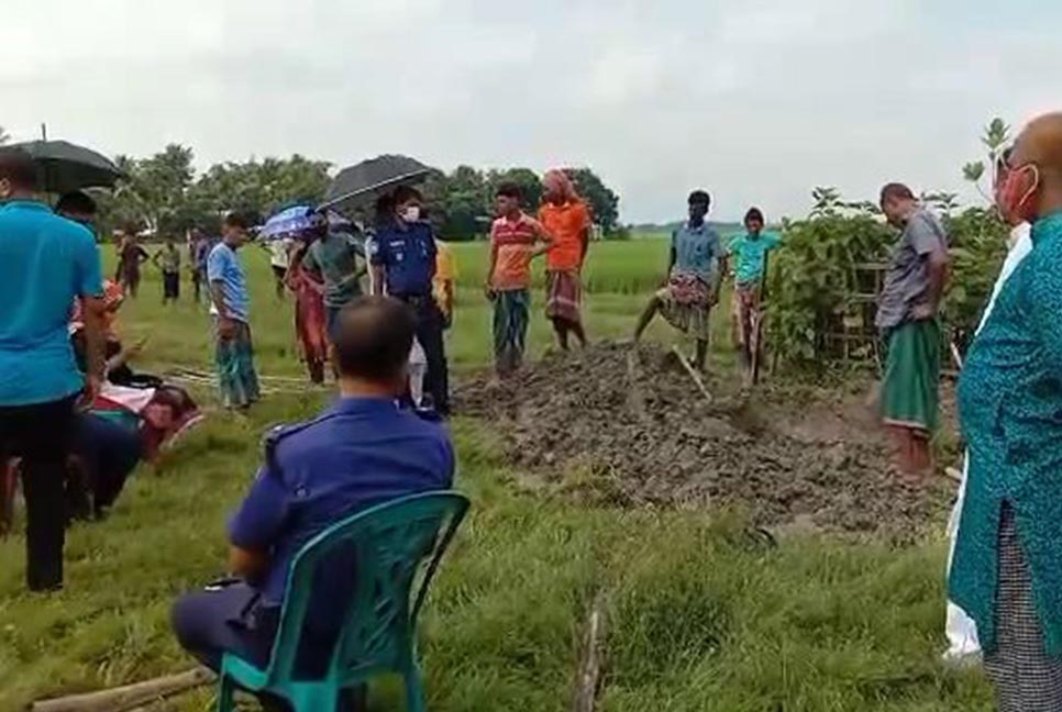 দাফনের ৮ মাস পর কবর থেকে লাশ উত্তোলন