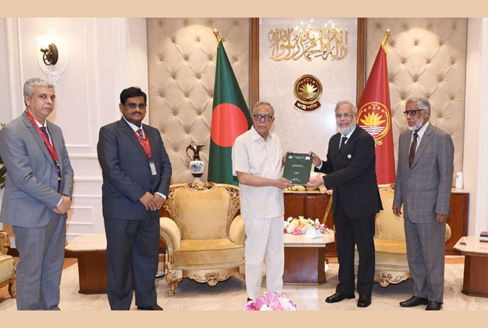 রাষ্ট্রপতির কাছে আইন কমিশনের বার্ষিক রিপোর্ট পেশ

