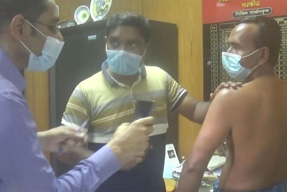 এক ব্যক্তিকে একসঙ্গে ৪ বার টিকা দেওয়ার অভিযোগ