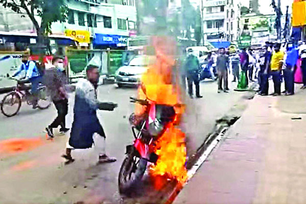 হতাশায় নিজের বাইকেই আগুন