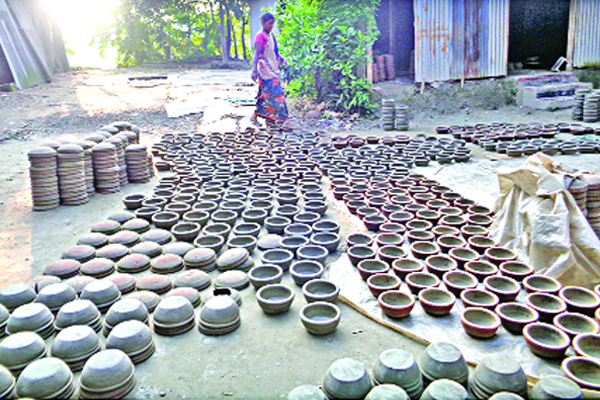 মানিকগঞ্জের মাটির পাতিলের চাহিদা দেশজুড়ে