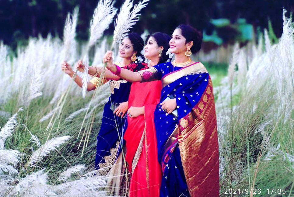 বাতাসে কাশফুলের দোলায় মুগ্ধ দর্শনার্থীরা