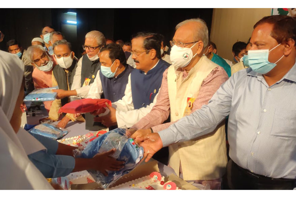 প্রধানমন্ত্রীর জন্মদিনে এতিমদের মাঝে নতুন পোশাক ও খাদ্য বিতরণ ত্রাণ উপকমিটির