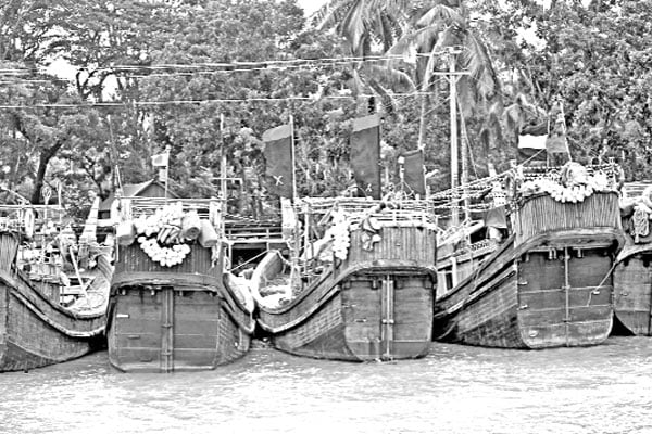 উপকূলে ফিরেছে শত শত ট্রলার মোংলায় পণ্য ওঠানামা ব্যাহত