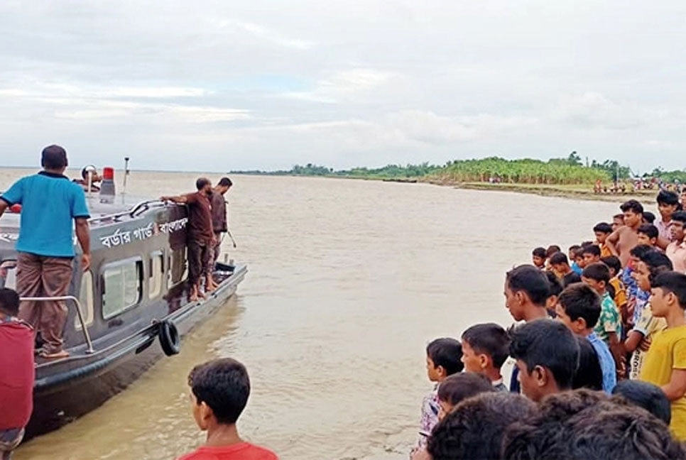 শিবগঞ্জে পদ্মায় নৌকা ডুবি: বাহনের অভাবে শুরু হয়নি উদ্ধার অভিযান