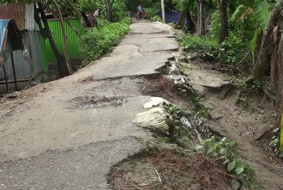 লক্ষ্মীপুরে ১৪ কিলোমিটার বেড়িবাঁধে লাখো মানুষের দুর্ভোগ