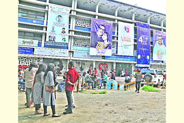 সবকিছুই স্বাভাবিক তবু বন্ধ টিএসসির সাংস্কৃতিক কার্যক্রম