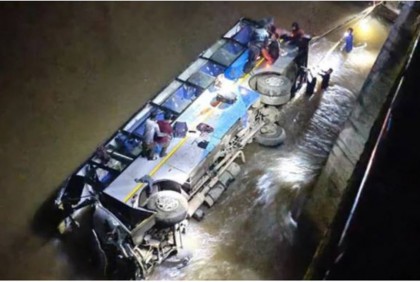 মেঘালয়ে যাত্রীবাহী বাস নদীতে, চালকসহ ৬ জনের মৃত্যু