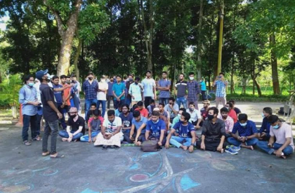 হল খোলার দাবিতে ভিসির বাসভবনের সামনে কাঁথা-কম্বল নিয়ে ইবি শিক্ষার্থীদের অবস্থান কর্মসূচি