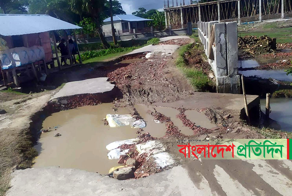 কলাপাড়ায় খানা-খন্দে ভরা সড়ক নিয়ে দুর্ভোগ চরমে