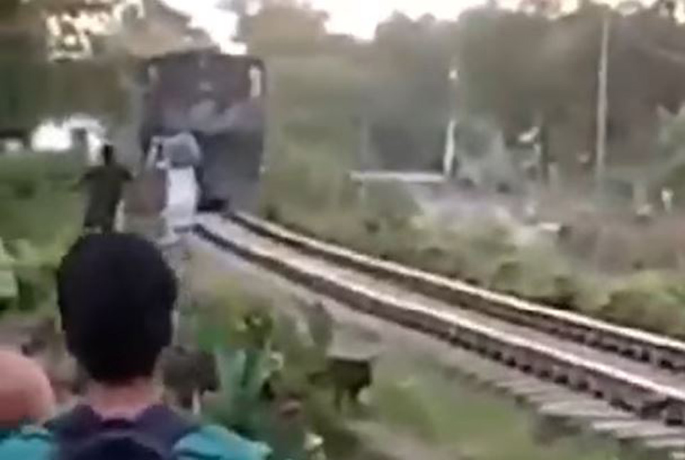 ট্রেনে কাটা পড়া থেকে বৃদ্ধকে বাঁচাল স্কুলছাত্র (ভিডিও)

