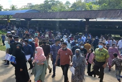 ঢাবির ভর্তি পরীক্ষার্থীদের নিয়ে ১৮ মাস পর যাত্রা শুরু চবির শাটল ট্রেনের