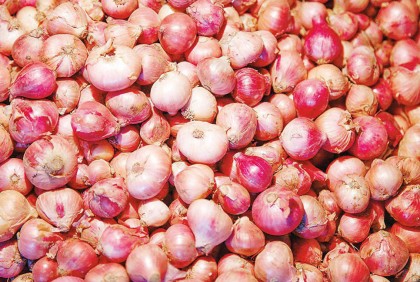 হঠাৎ ঊর্ধ্বমুখী পেঁয়াজ-কাঁচামরিচের বাজার