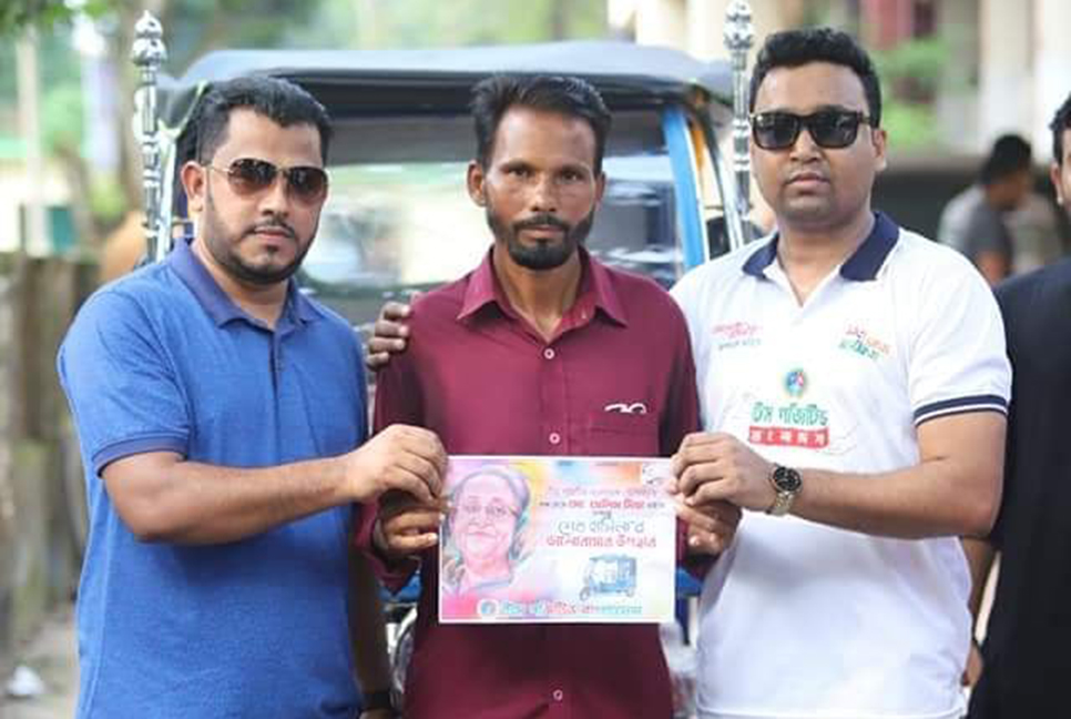 আখাউড়ায় দুঃস্থ ছাত্রলীগ কর্মীকে অটোরিকশা উপহার