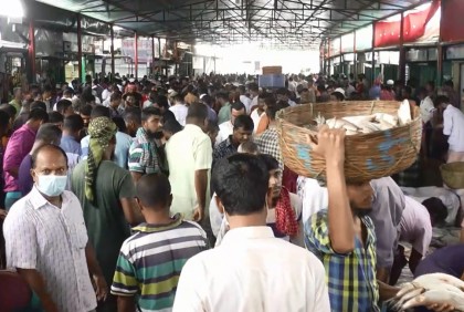 নিষেধাজ্ঞা শুরুর শেষ মুহূর্তে ইলিশ কিনতে বাজারে ভিড়