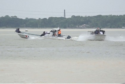 ইলিশ রক্ষায় কীর্তনখোলা নদীতে অভিযান