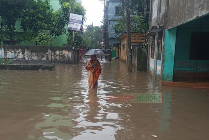 রাতের বৃষ্টিতে তলিয়ে গেল রংপুরের ৩৩ ওয়ার্ডের নিম্নাঞ্চল