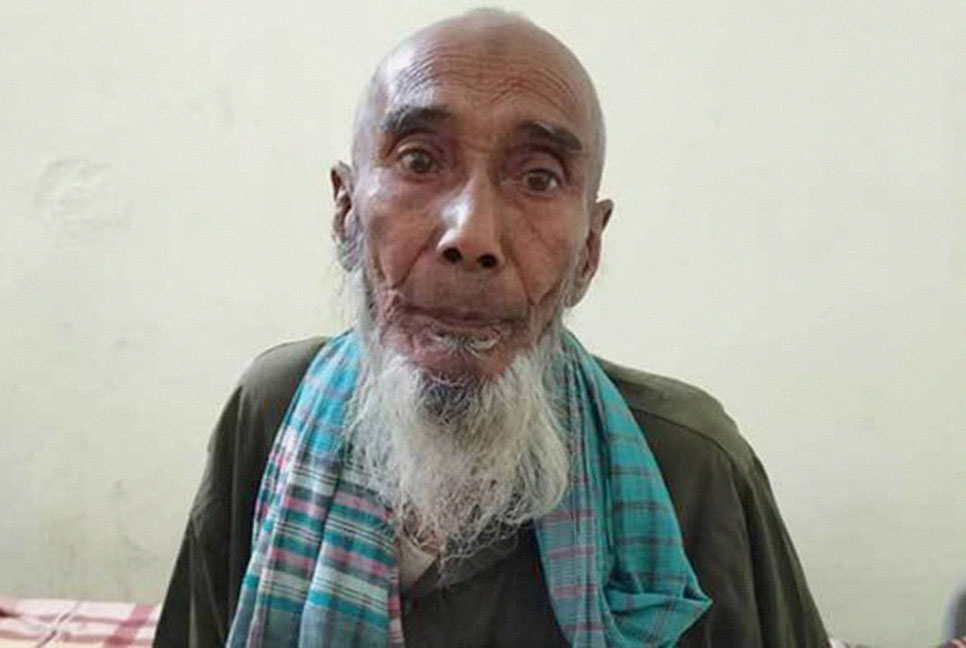 একটু খাবারের আশায় ছেলের বিরুদ্ধে অভিযোগ নিয়ে থানায় অসহায় বাবা!