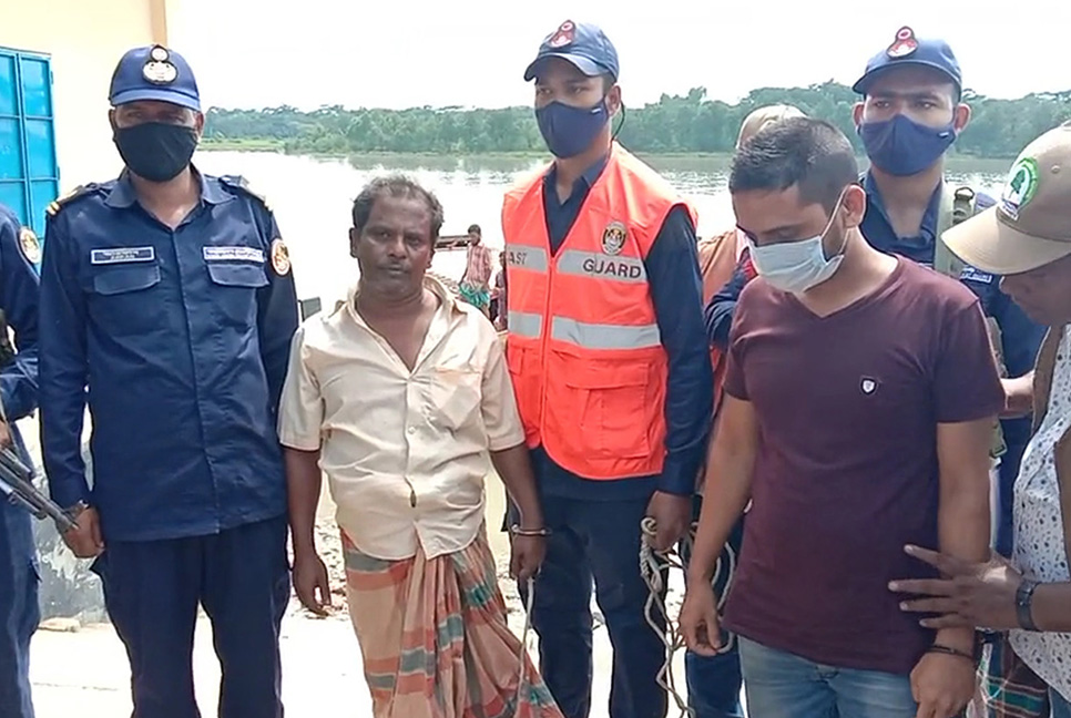 কলাপাড়ায় ৫৪ কচ্ছপসহ বাবা-ছেলে আটক