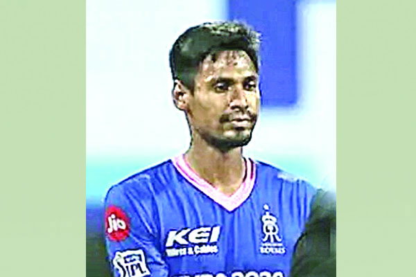 ছক্কা হাঁকালেও বোলিংয়ে ব্যর্থ