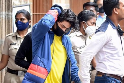 জেলে বিজ্ঞানের বই পড়ছেন শাহরুখপুত্র আরিয়ান