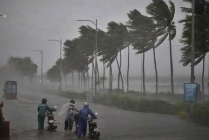 বজ্রবৃষ্টিসহ অস্থায়ী দমকা হাওয়া, নদীবন্দরে সতর্কতা