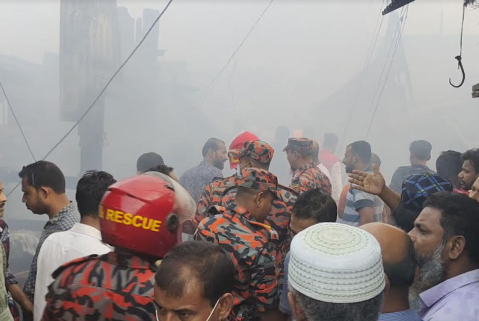 পটুয়াখালীর নিউমার্কেটে শতাধিক দোকান আগুনে ভস্মীভূত