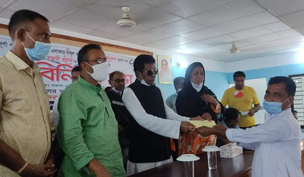 বড়াইগ্রামে পূজা মণ্ডপের জন্য আর্থিক অনুদান প্রদান