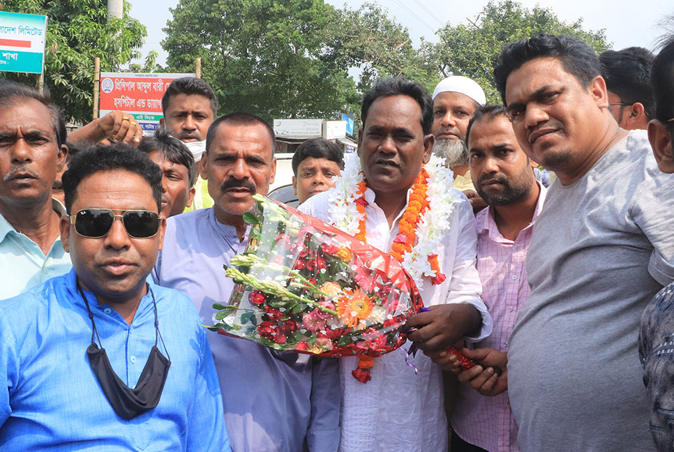 জন্ম ও মৃত্যু নিবন্ধনে দেশসেরা হওয়ায় ইউপি চেয়ারম্যানকে সংবর্ধনা