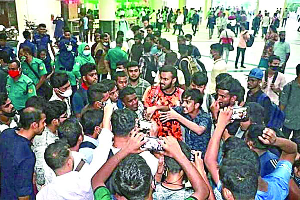 যাত্রী ট্রেনে উঠতে না পারায় স্টেশন ঘেরাও, ভাঙচুর