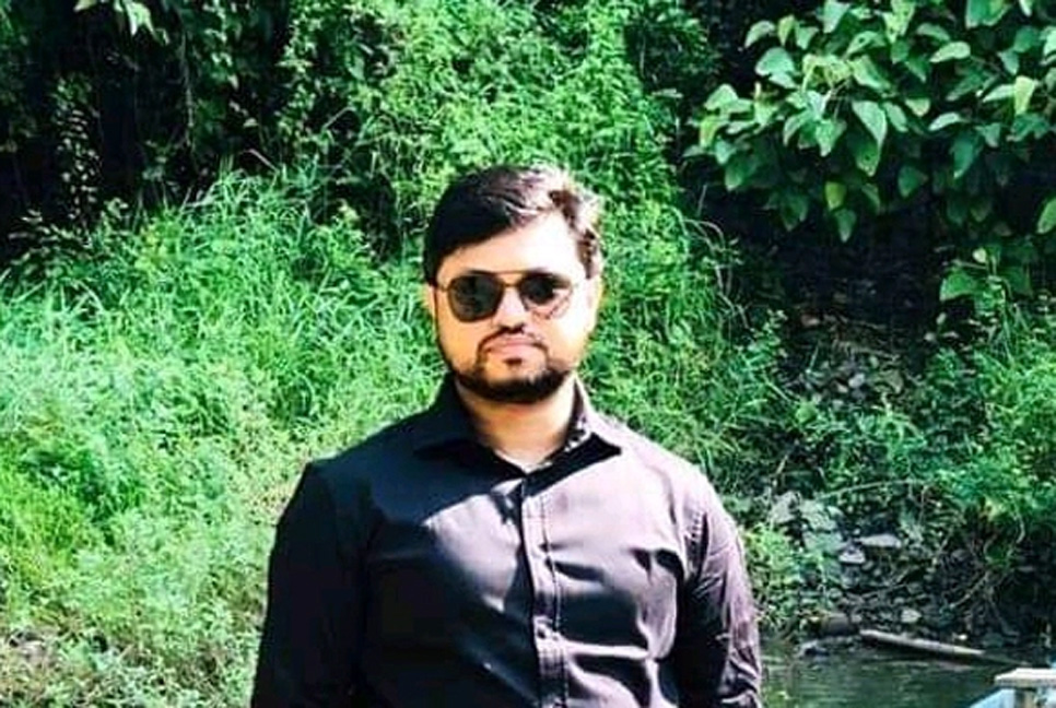 বাসের জানালায় ট্রাকের ঘষা, বাকৃবি শিক্ষকের হাত বিচ্ছিন্ন হয়ে রাস্তায়


