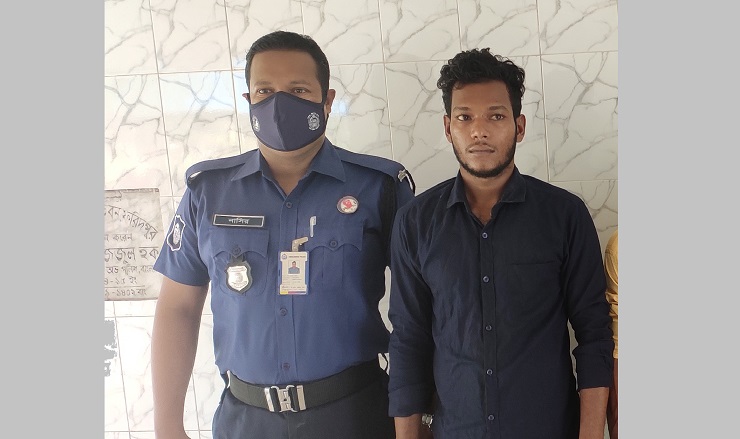 বিদেশি মদসহ যুবক আটক