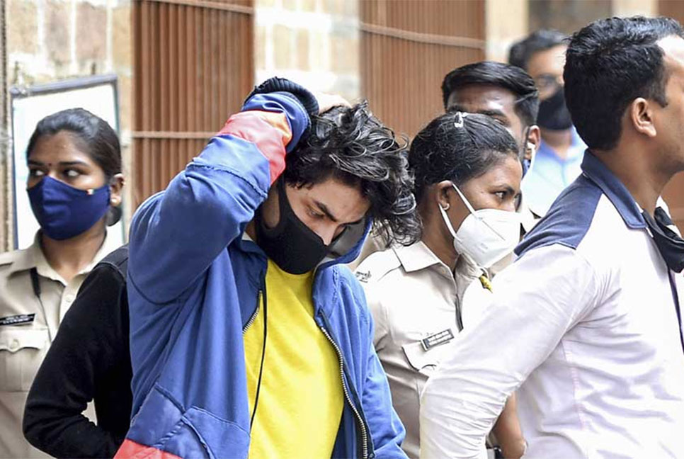 পার্টিতে ১৩০০ লোক ছিলেন, গ্রেফতার ১৭ জন কেন? আদালতে প্রশ্ন শাহরুখপুত্রের