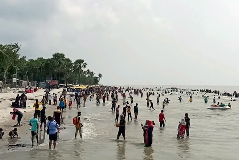 পর্যটকদের পদচারণায় মুখরিত সূর্যাস্তের বেলাভূমি