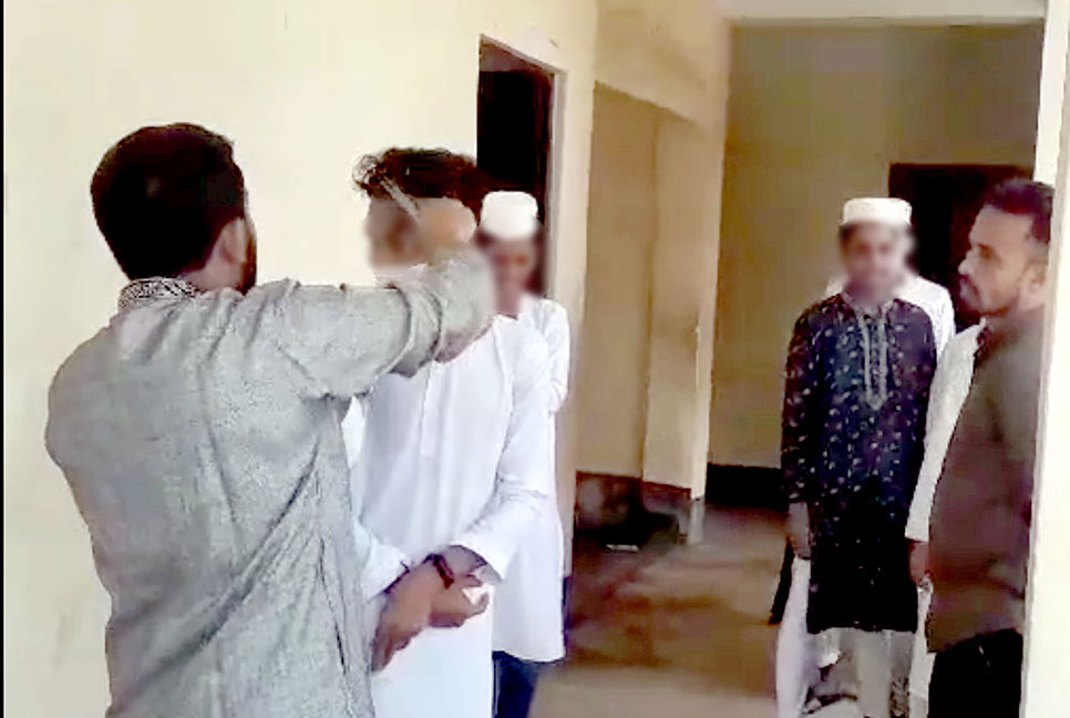 এবার মাদ্রাসার ৬ ছাত্রের চুল কেটে দিলেন শিক্ষক