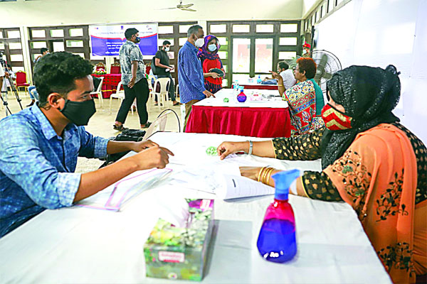 ক্যাম্পাসে শুরু হয়েছে টিকা নিবন্ধন কার্যক্রম