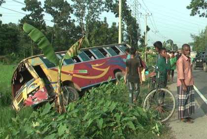 মুখোমুখি সংঘর্ষে দ্রুতগামী দুই বাস  ধানক্ষেতে, আহত ১৫

