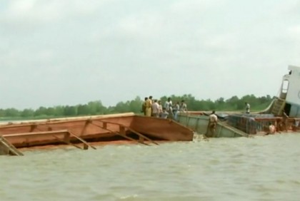 মোংলা বন্দরে জাহাজডুবি, সাঁতরে তীরে উঠলেন ১০ নাবিক