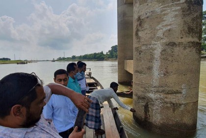 সিলেটে সেতু রক্ষায় নৌ চলাচল বন্ধ, ক্ষতিপূরণ দাবি