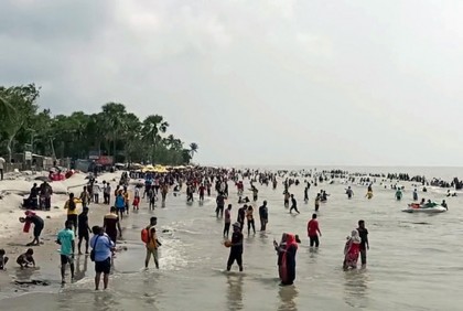 পর্যটকদের পদচারণায় মুখরিত সূর্যাস্তের বেলাভূমি