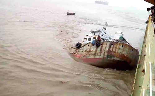 বঙ্গোপসাগরে পাথর বোঝাই লাইটার জাহাজ ডুবি, ১০ নাবিককে উদ্ধার 