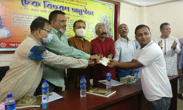 নেত্রকোনায় শারদীয় দুর্গোৎসবের চেক বিতরণ 